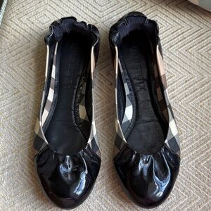 Burberry Women's Black and Cream Checkered Flats